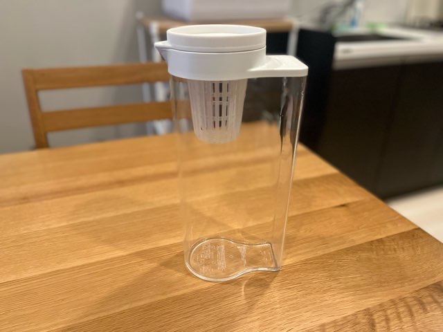 机の上にある無印良品の冷水筒