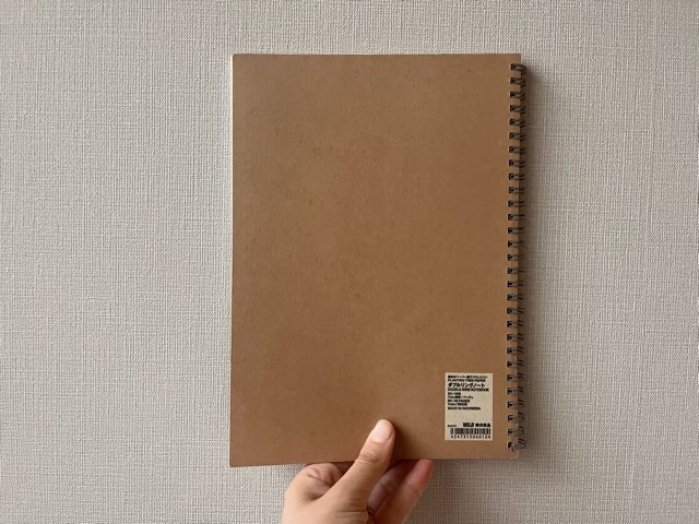 無印のリングノートb5を手に持っている