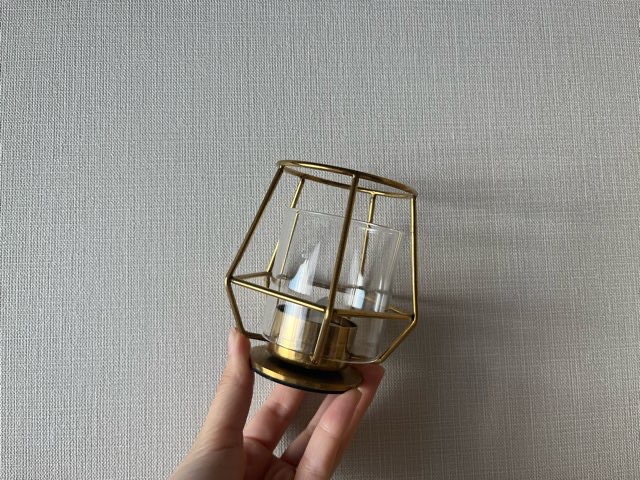 IKEAのキャンドルホルダーを手に持っている