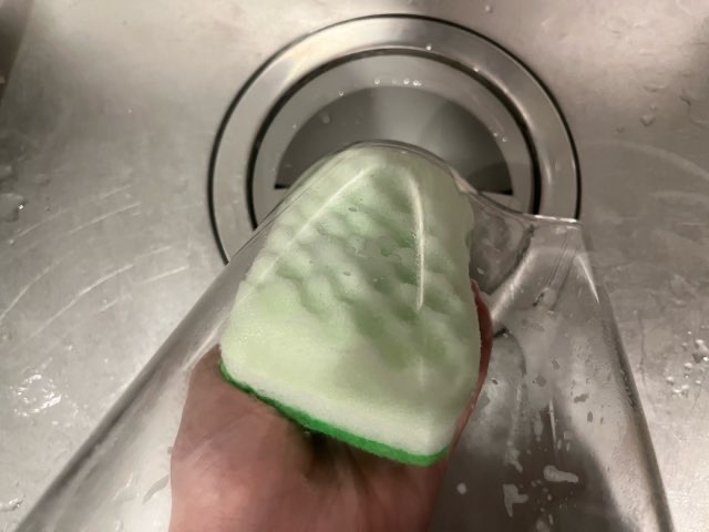 無印良品の冷水筒を洗っている