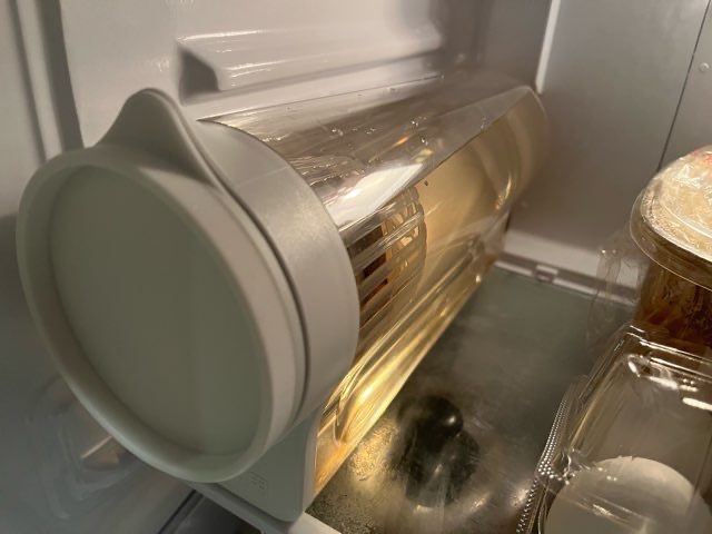無印良品の冷水筒を横置きしている