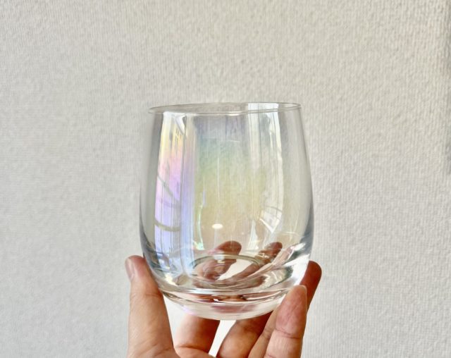 虹色に光るオーロラグラス