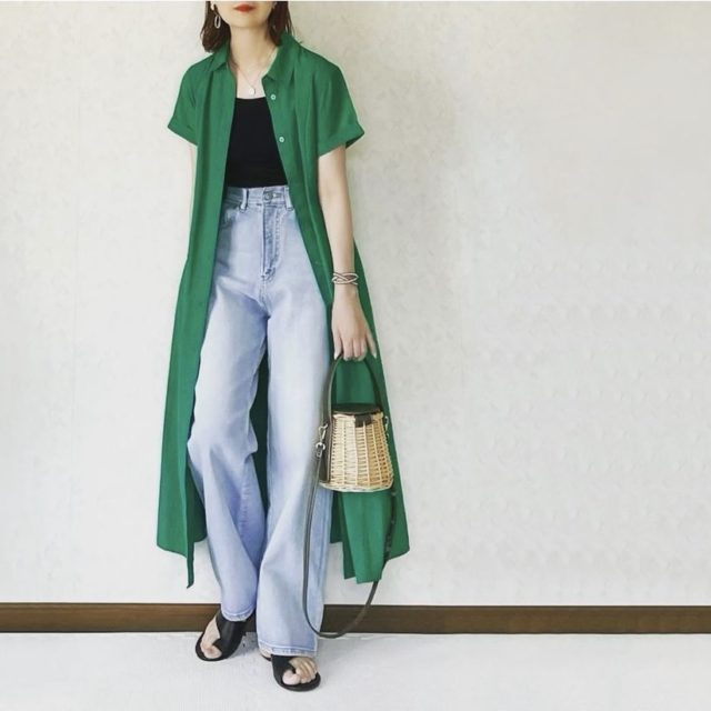 グリーンのカラーシャツワンピースを着用した全身コーデ