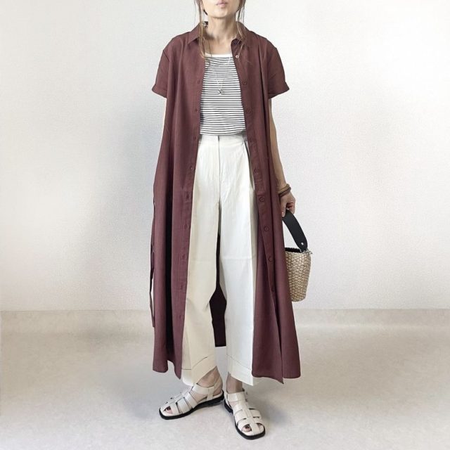 ブラウンのカラーシャツワンピースを着用した全身コーデ