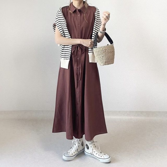 カラーシャツワンピースのボタンを全部閉めた全身コーデ