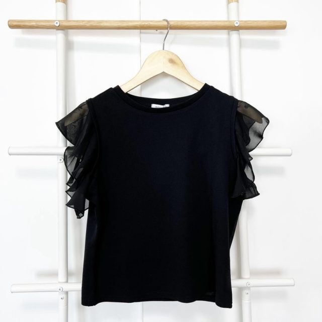 カット袖フリルプルオーバーをハンガーにかけて物撮り