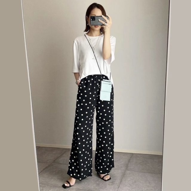 白Tシャツとドットパンツのコーデ