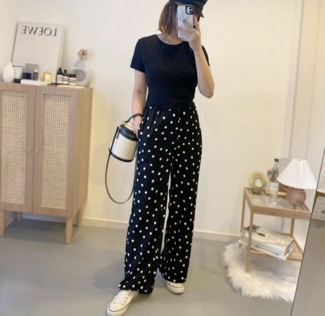 黒Tと黒のドットパンツのコーデ