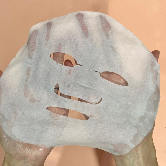 サボリーノ　薬用　ひたっとマスクを広げている様子