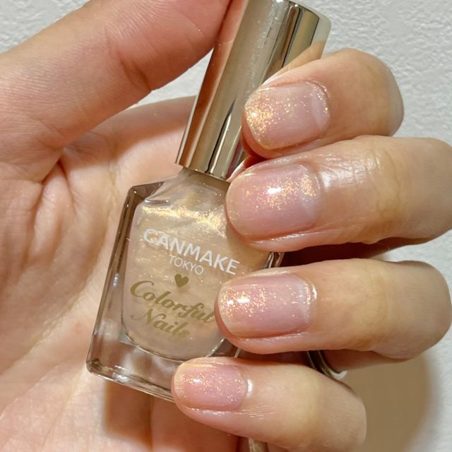 キャンメイクカラフルネイルズのN69 ラディアントムーンとそれを塗った爪