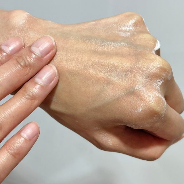 クレシェソワ スリーピングムースマスクをなじませ終わった様子