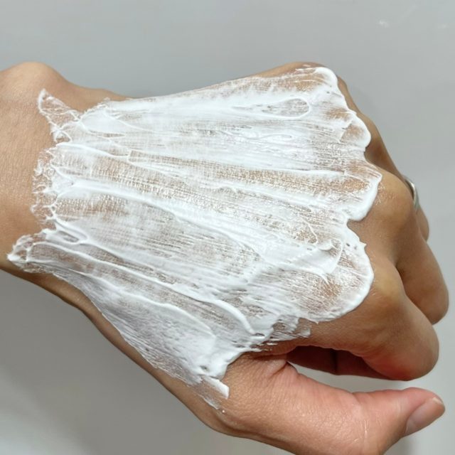 手の甲に出したクレシェソワ スリーピングムースマスク伸ばしている様子