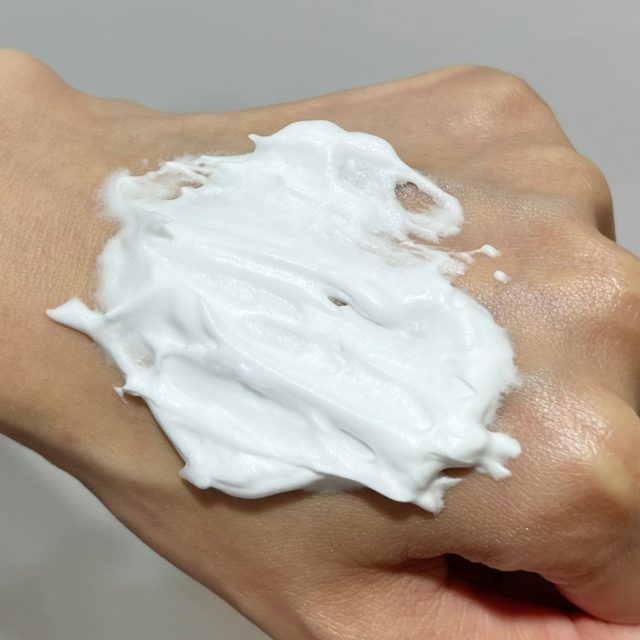 手の甲に出したクレシェソワ スリーピングムースマスクを伸ばしている様子