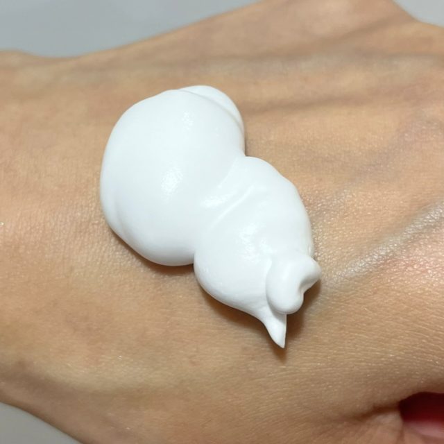 クレシェソワ スリーピングムースマスクを手の甲に出している様子