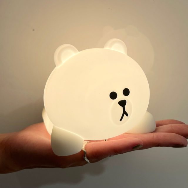 LINE FRIENDS お部屋ライト（ブラウン）を点灯させて手のひらに乗せたところ