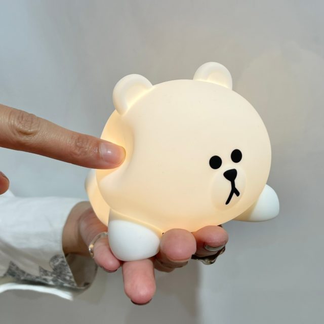 LINE FRIENDS お部屋ライト（ブラウン）をつついたところ