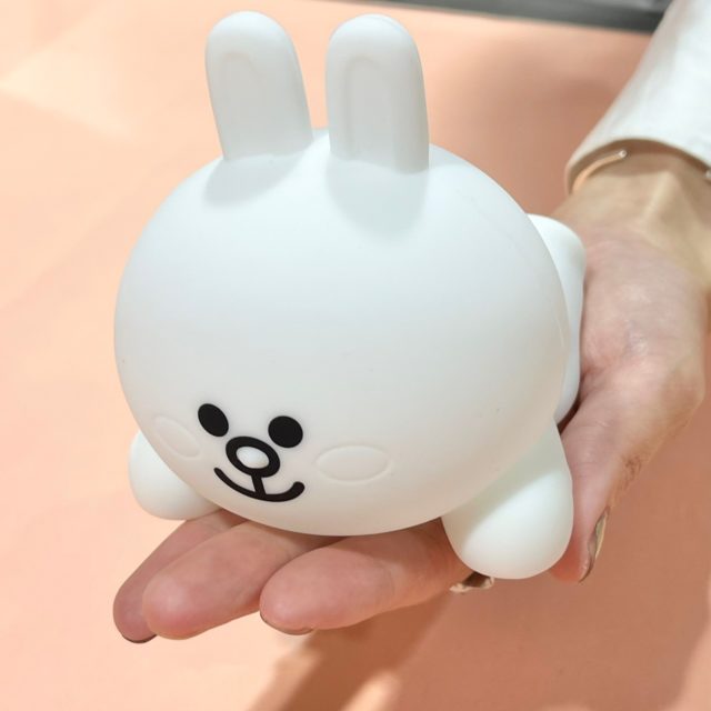 LINE FRIENDS お部屋ライトの後ろ姿（コニー）を手に乗せたところ