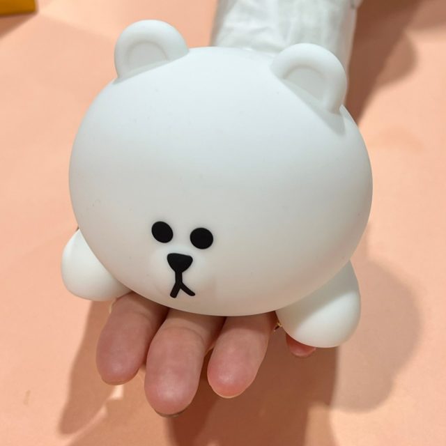 LINE FRIENDS お部屋ライトの後ろ姿（ブラウン）を手に乗せたところ