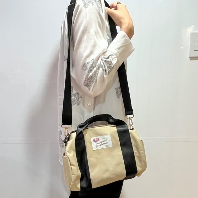 ミニボストンを肩掛けしている