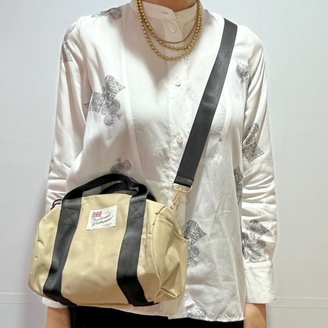 ミニボストンを斜め掛けしている