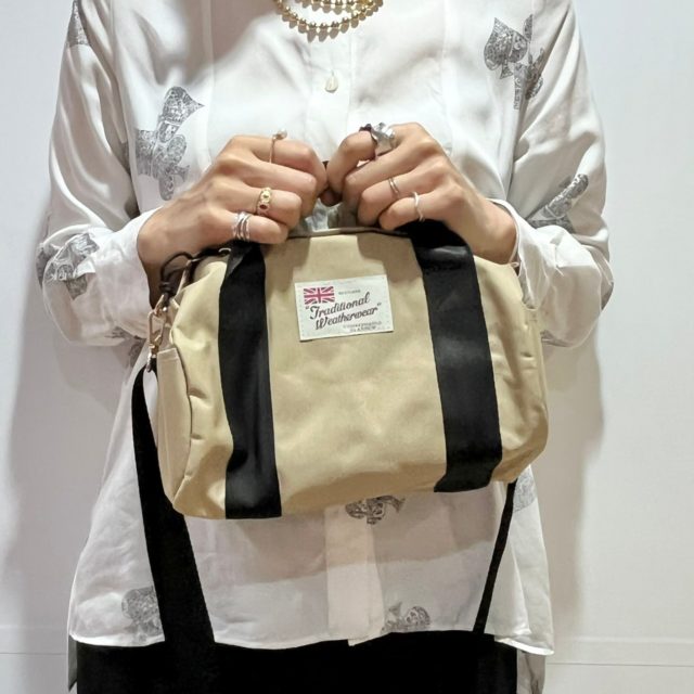 ミニボストンをハンドバッグにして持っている