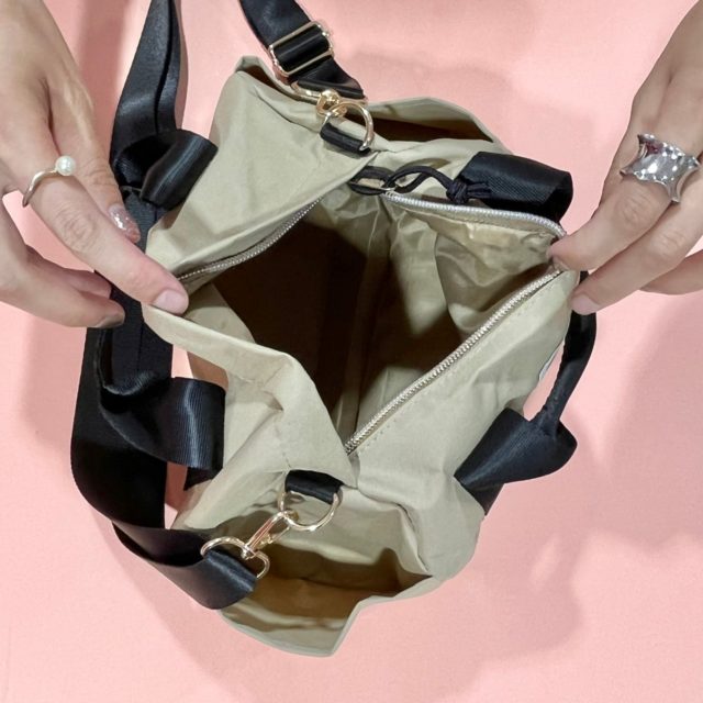 ミニボストンの中身を見せている