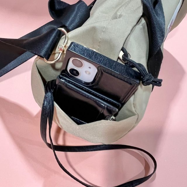 サイドポケットに物を入れている