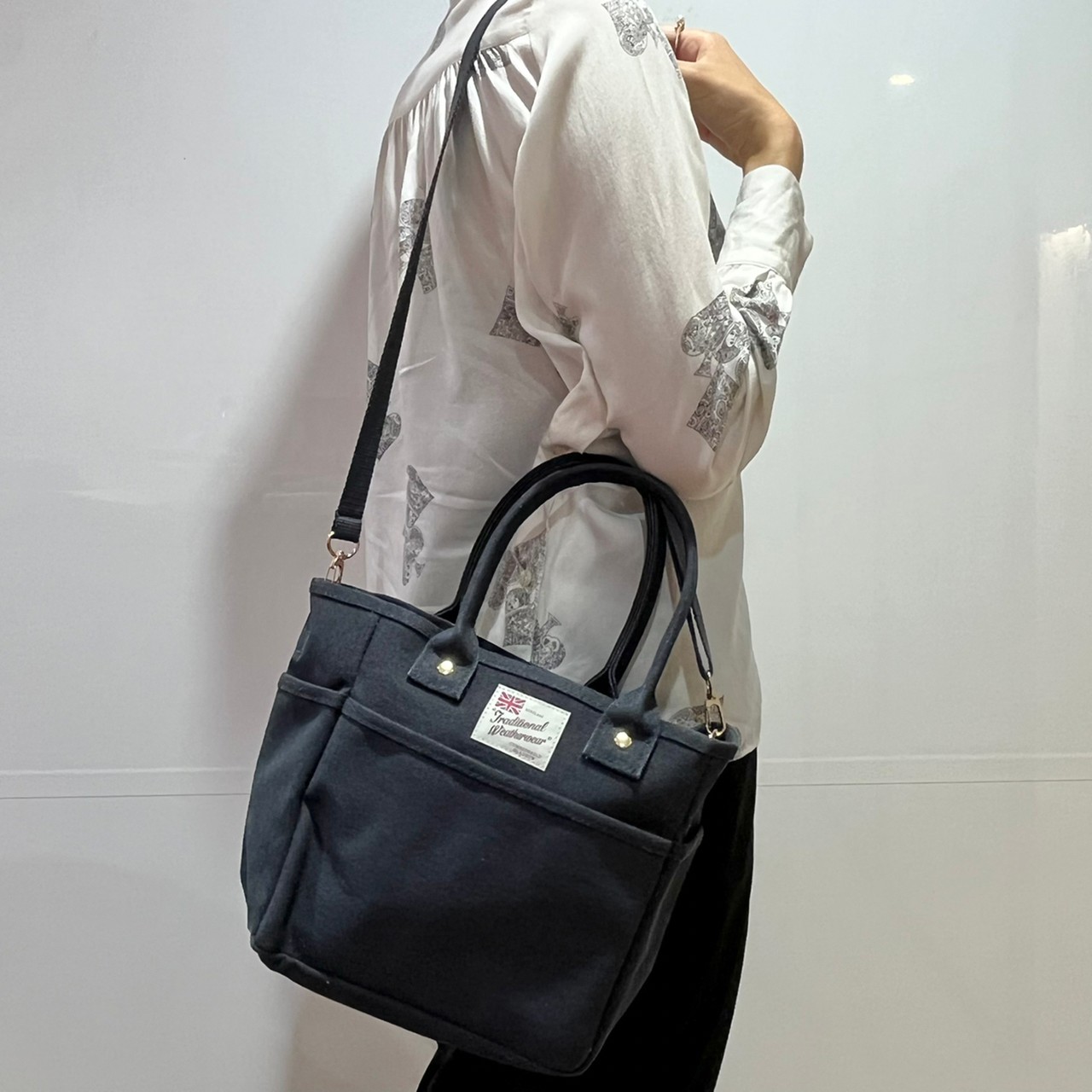 3ポケット キャンバス風トートバッグを肩掛けしている画像