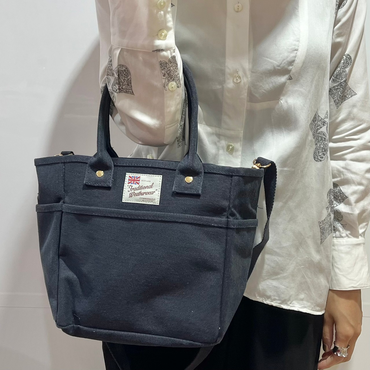 3ポケット キャンバス風トートバッグを持った画像