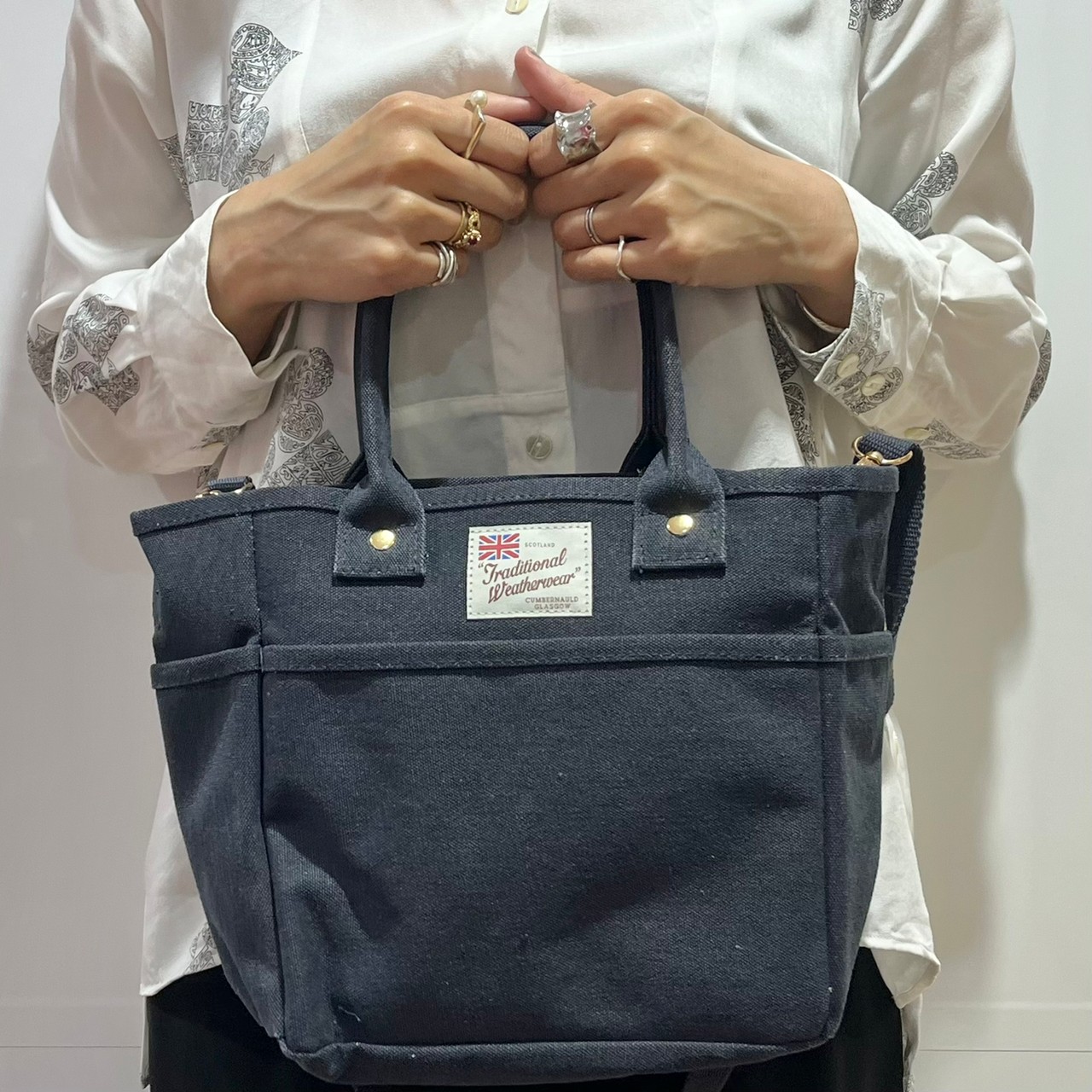 3ポケット キャンバス風トートバッグを持った画像