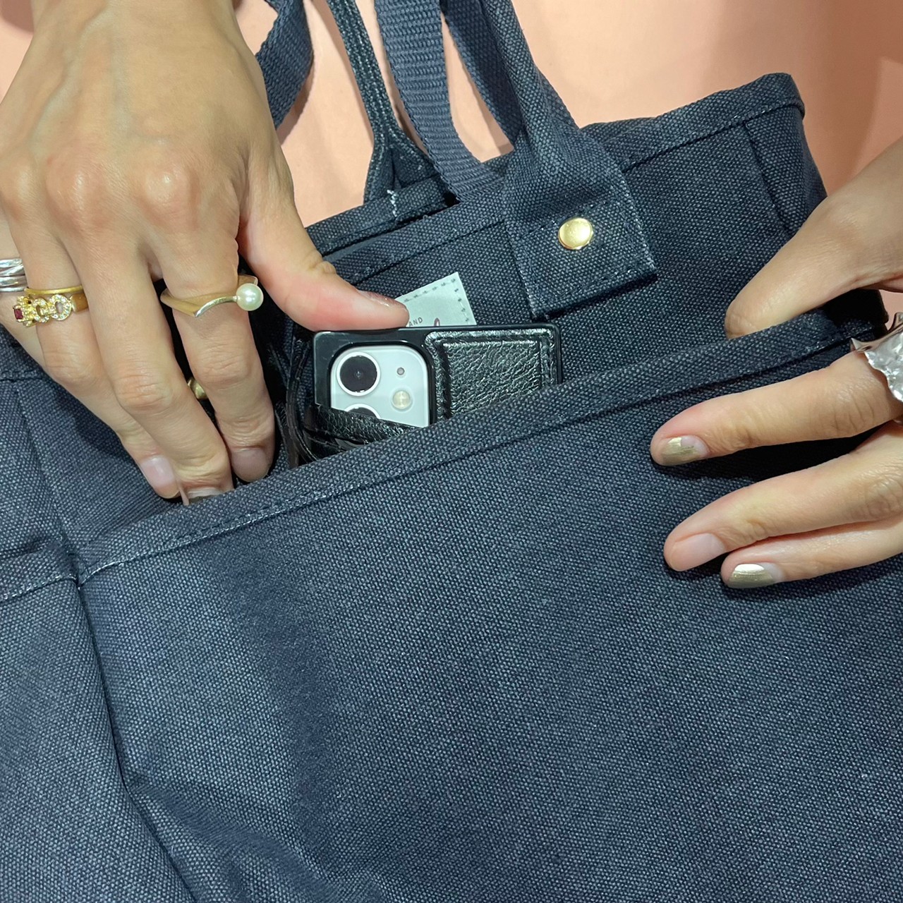 3ポケット キャンバス風トートバッグのフロントポケットにスマホを入れている画像