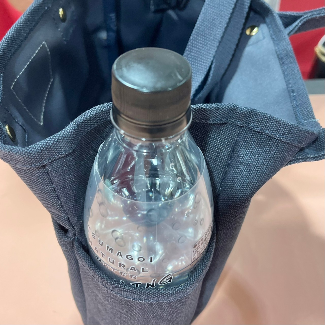 3ポケット キャンバス風トートバッグのサイドポケットにペットボトルを入れた画像