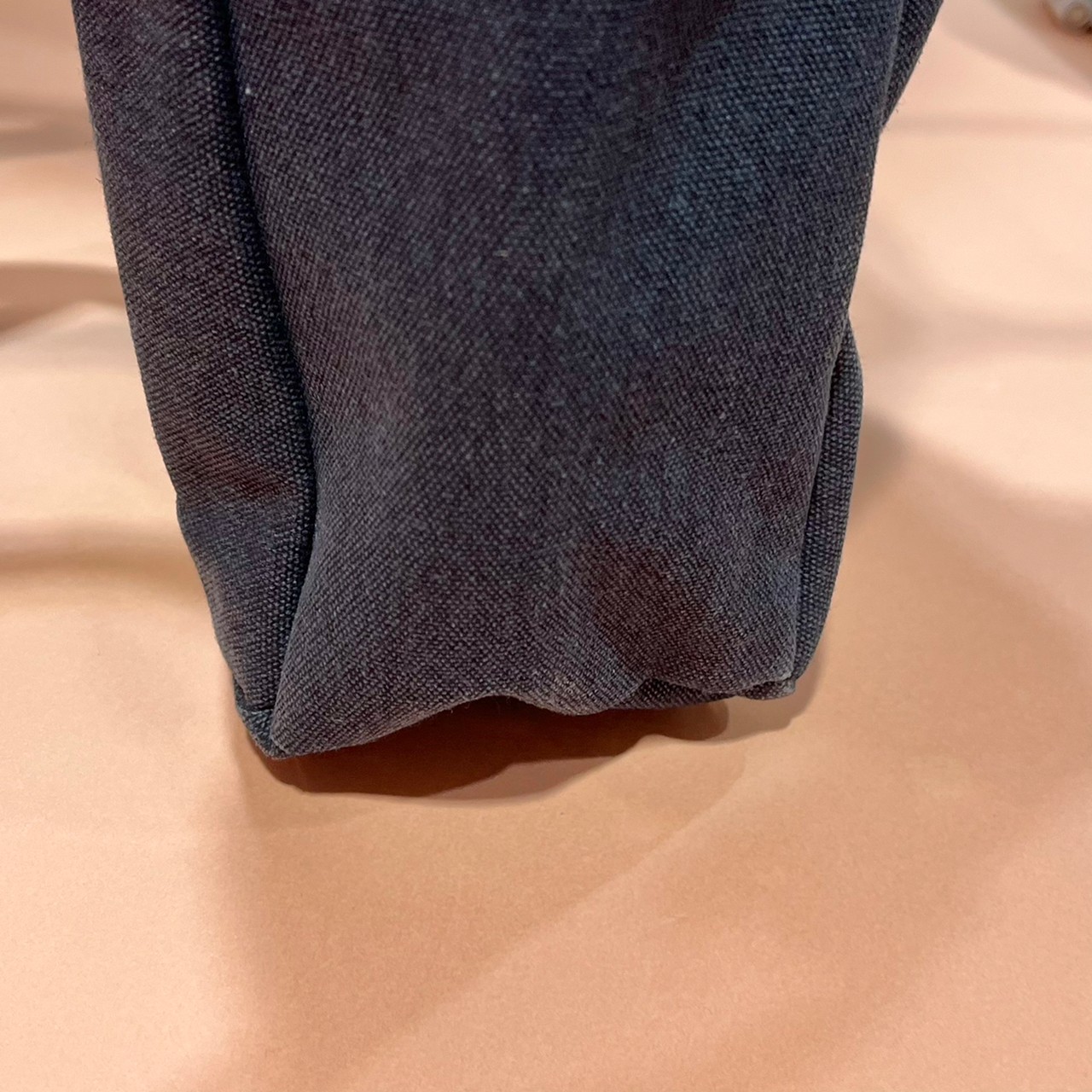 3ポケット キャンバス風トートバッグの底面部分の画像