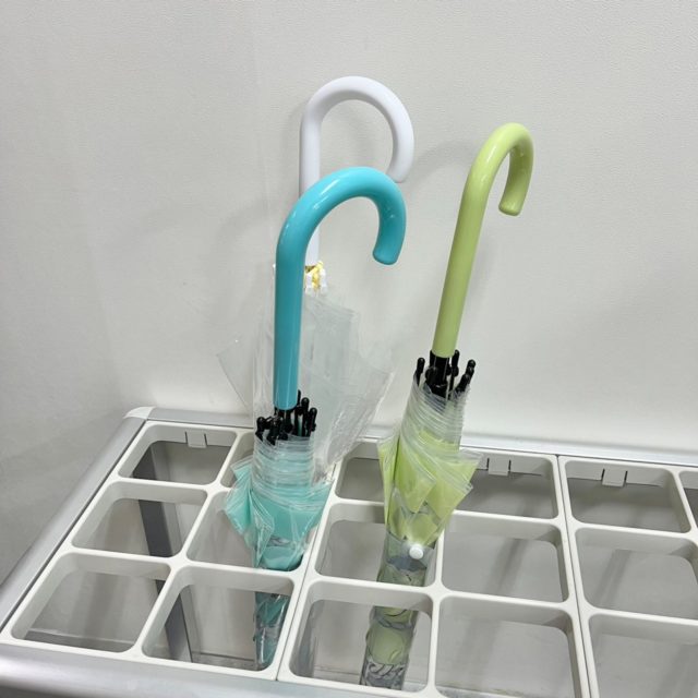 スヌーピーの傘を他の傘と一緒に傘立てに立てたところ