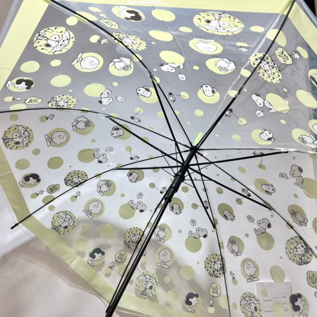 スヌーピーの傘（ピスタチオグリーン）を広げたところ