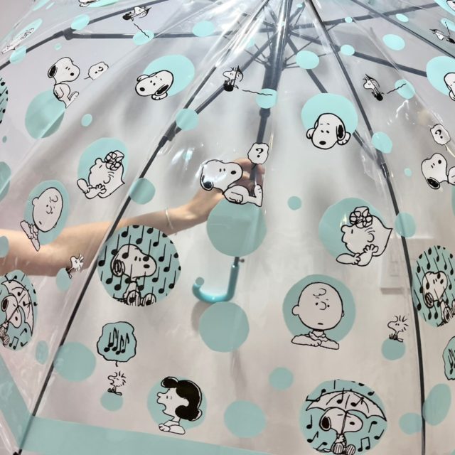 スヌーピーの傘（ミントブルー）を開いたところ