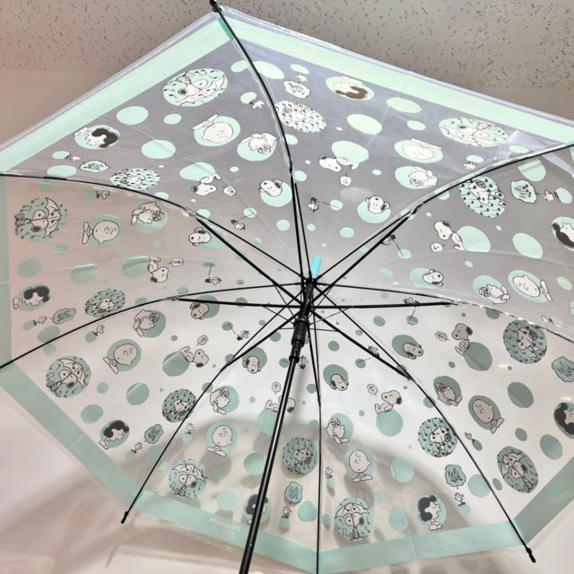 スヌーピーの傘を広げたところ