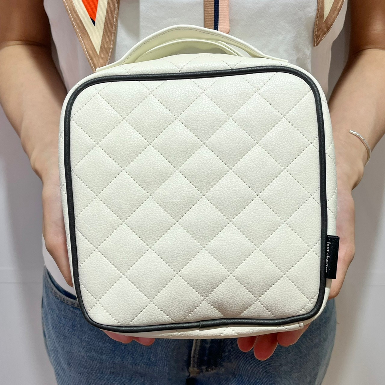 コスメポーチを手に持っている画像