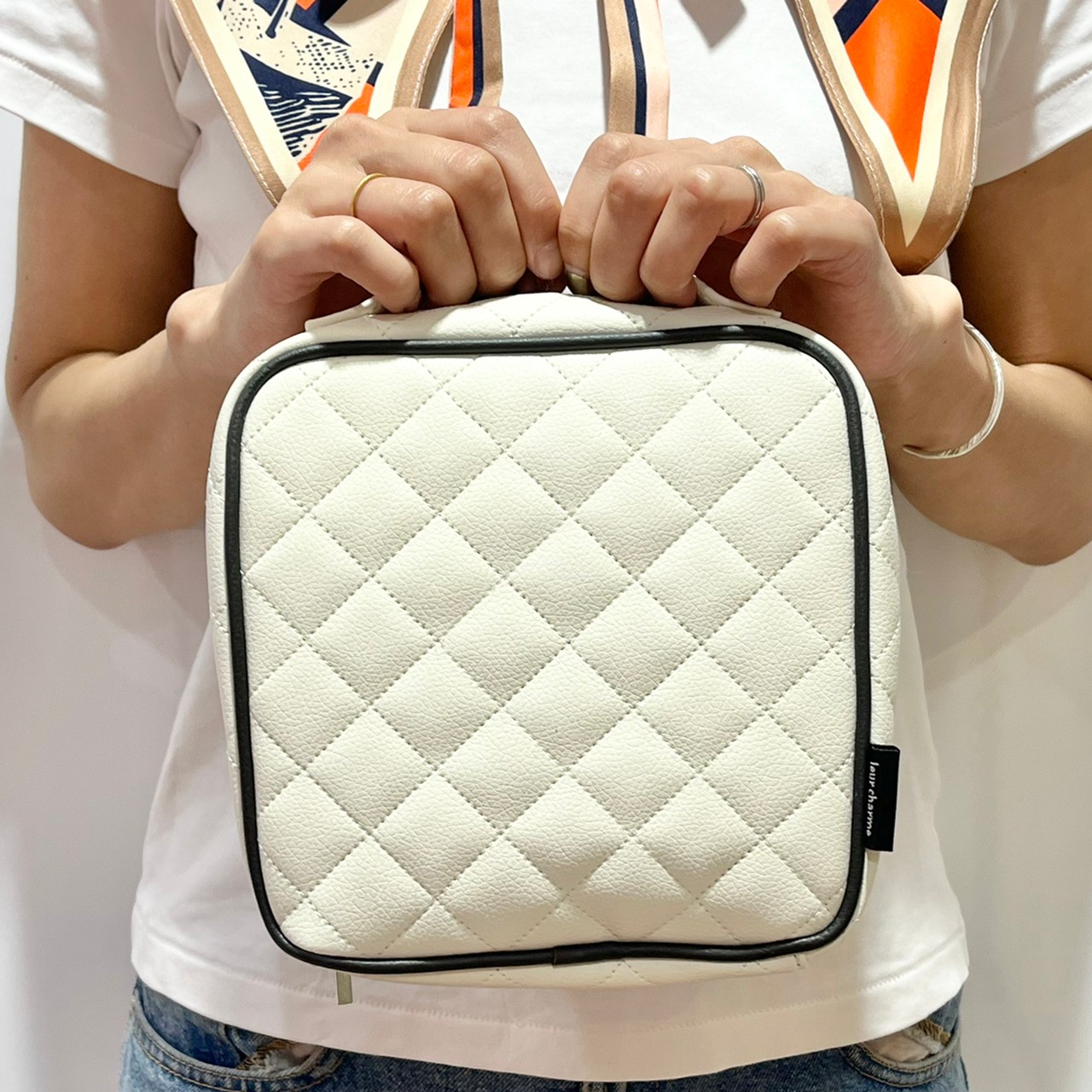 コスメポーチを手に持っている画像