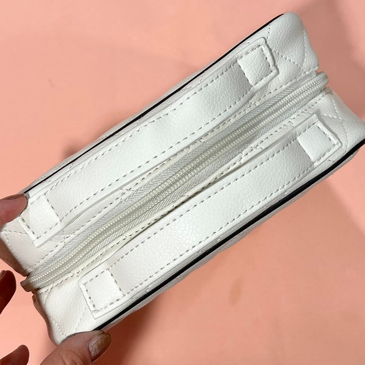 コスメポーチの持ち手部分の画像