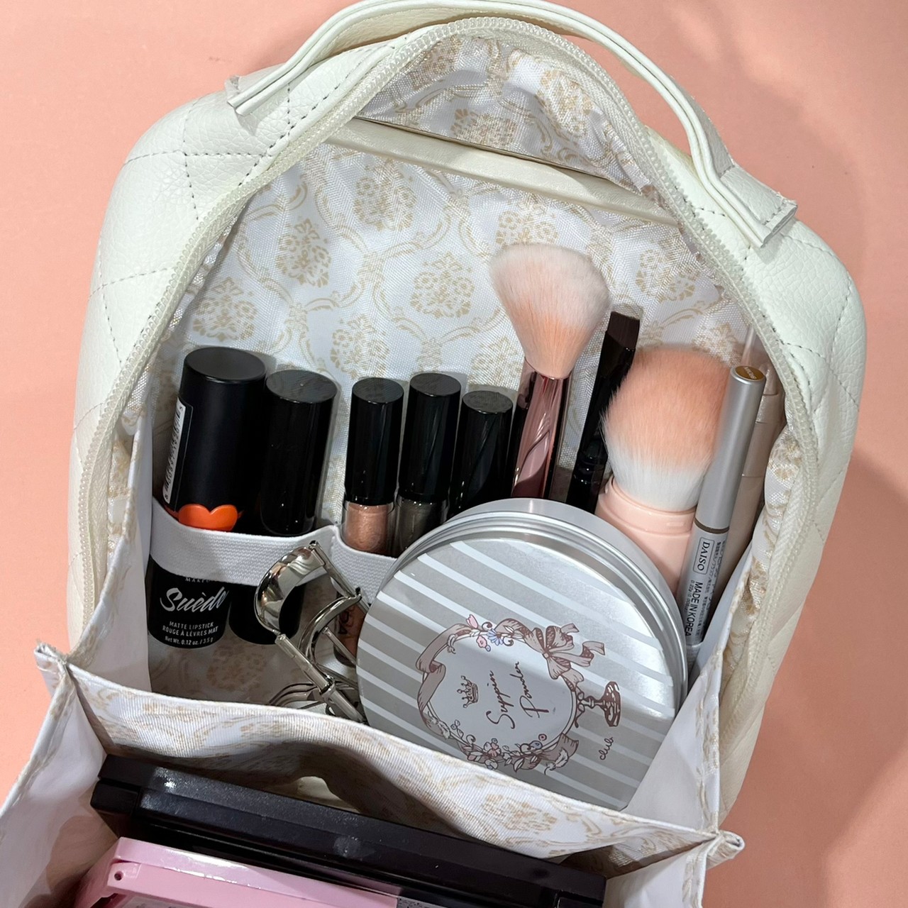 コスメポーチのゴムバンドにブラシ・ペンシルコスメを収納した画像