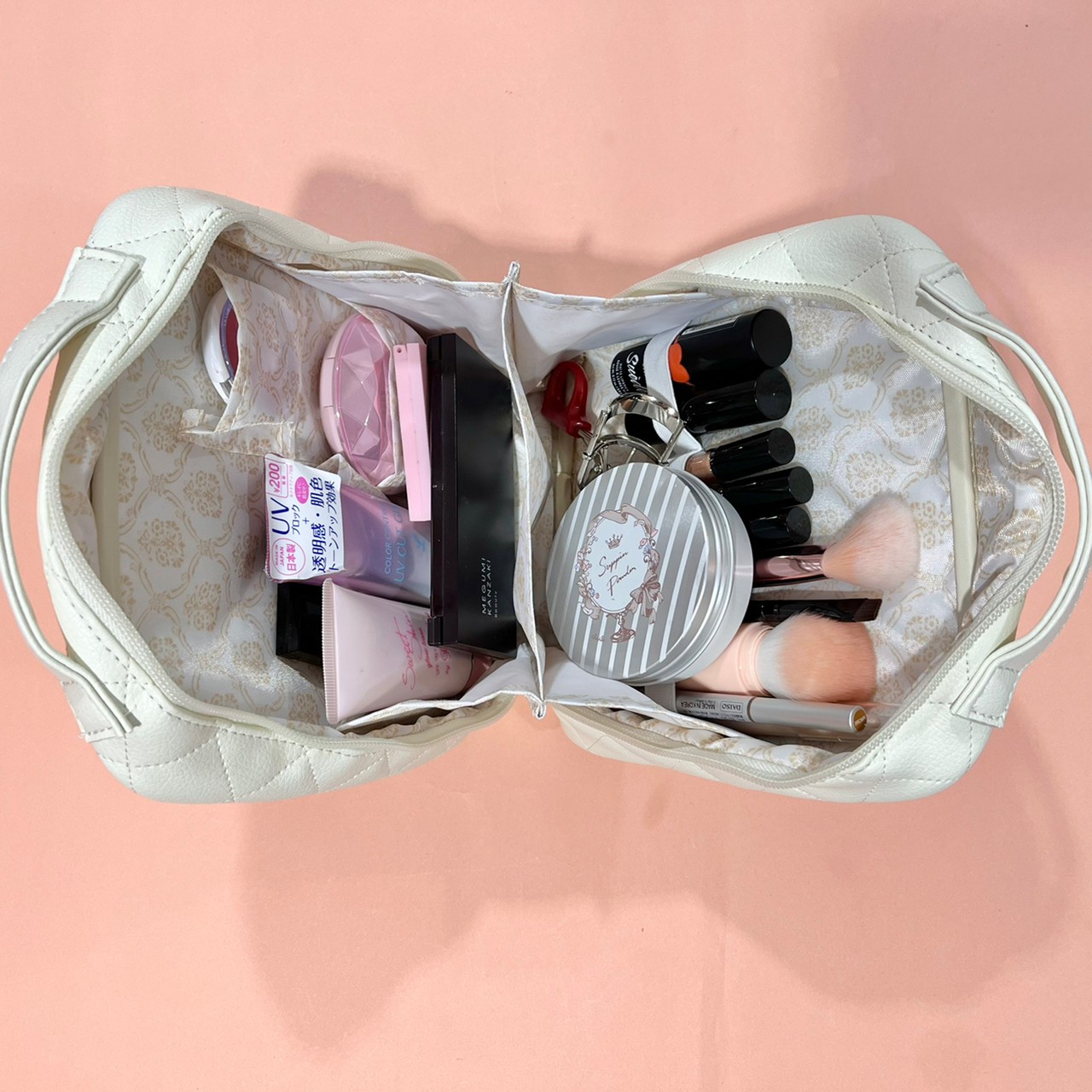 コスメポーチにコスメをたっぷり収納した画像