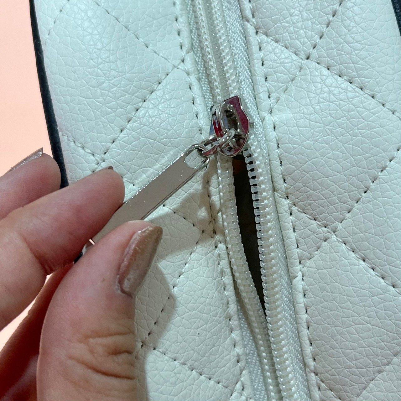 コスメポーチの引き手部分の画像