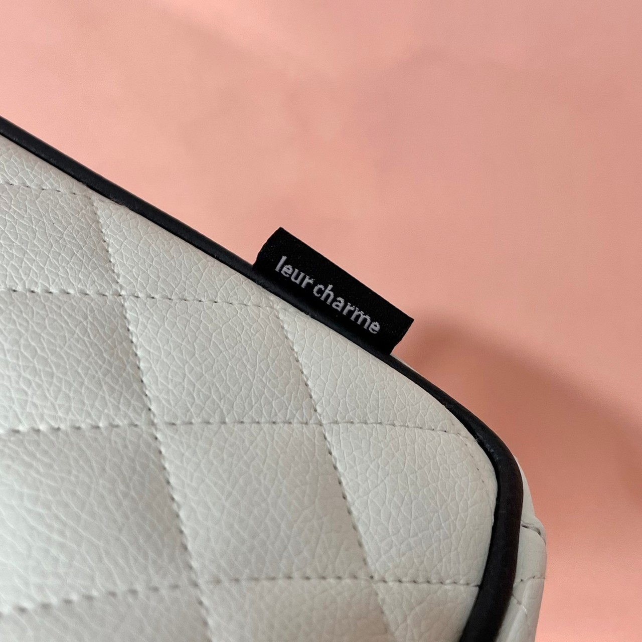 コスメポーチについたロゴタグのアップ画像