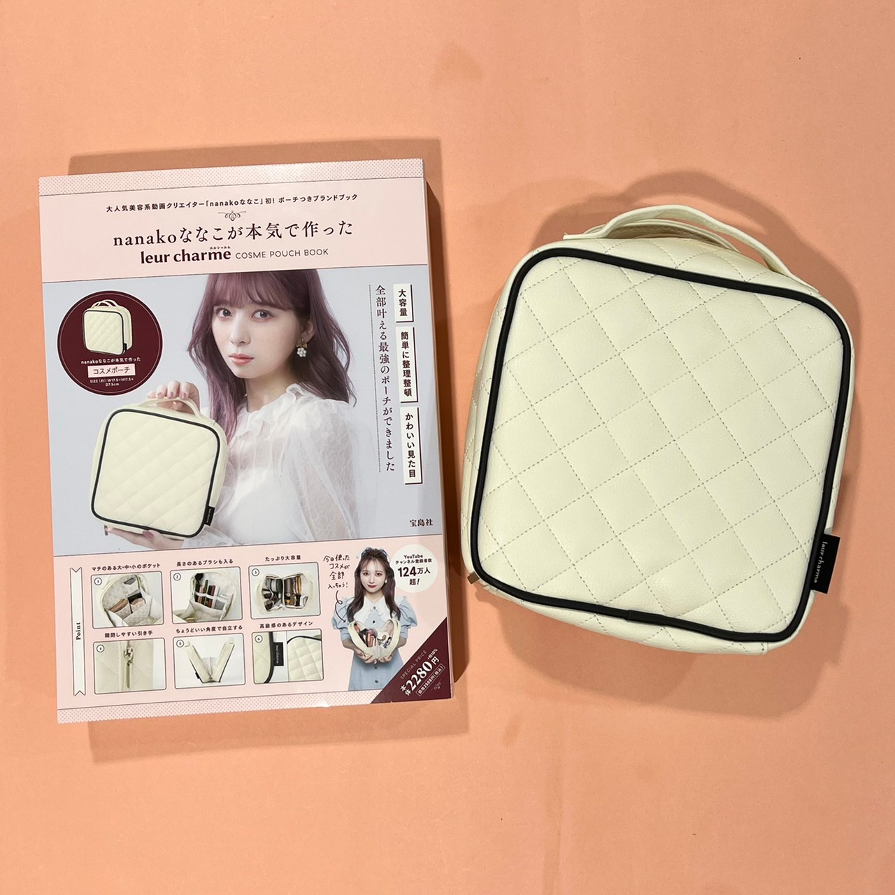 コスメポーチとムック本の画像