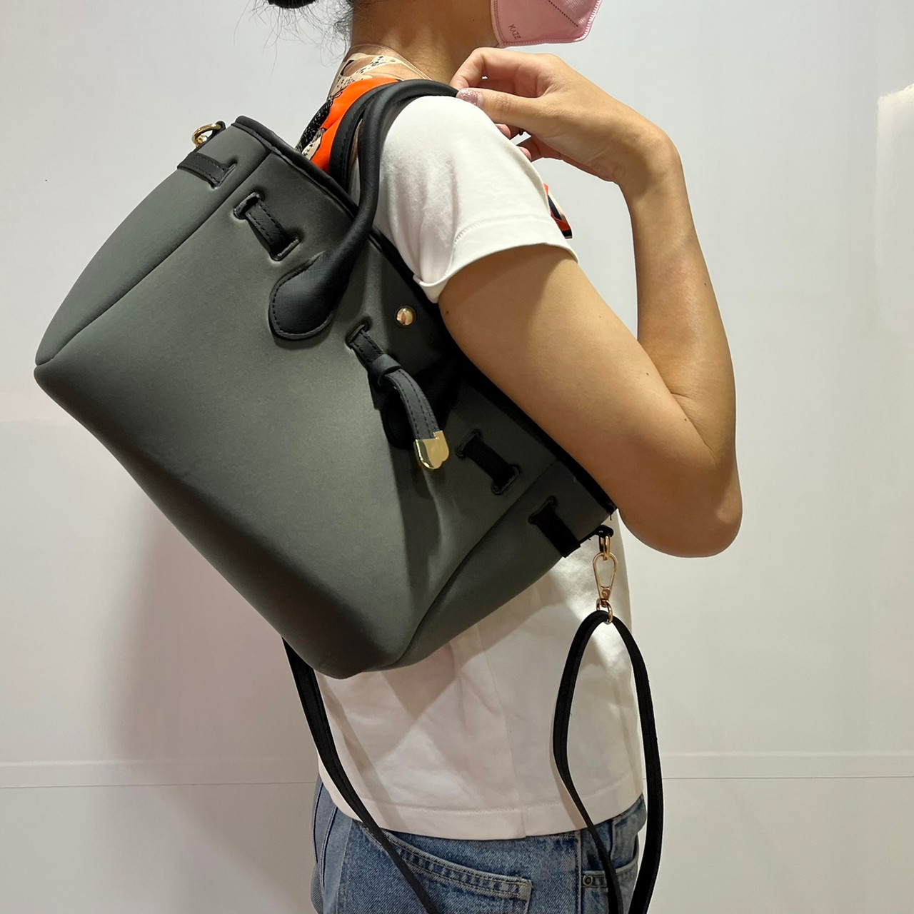 超軽量2wayバッグを肩掛けしている画像