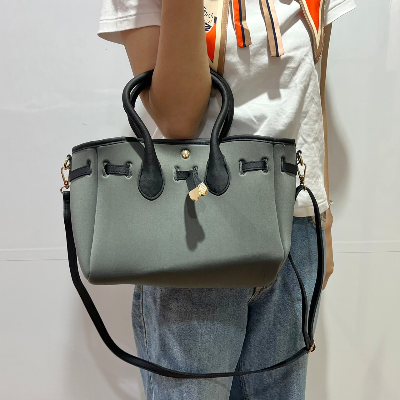 超軽量2wayバッグを持った画像