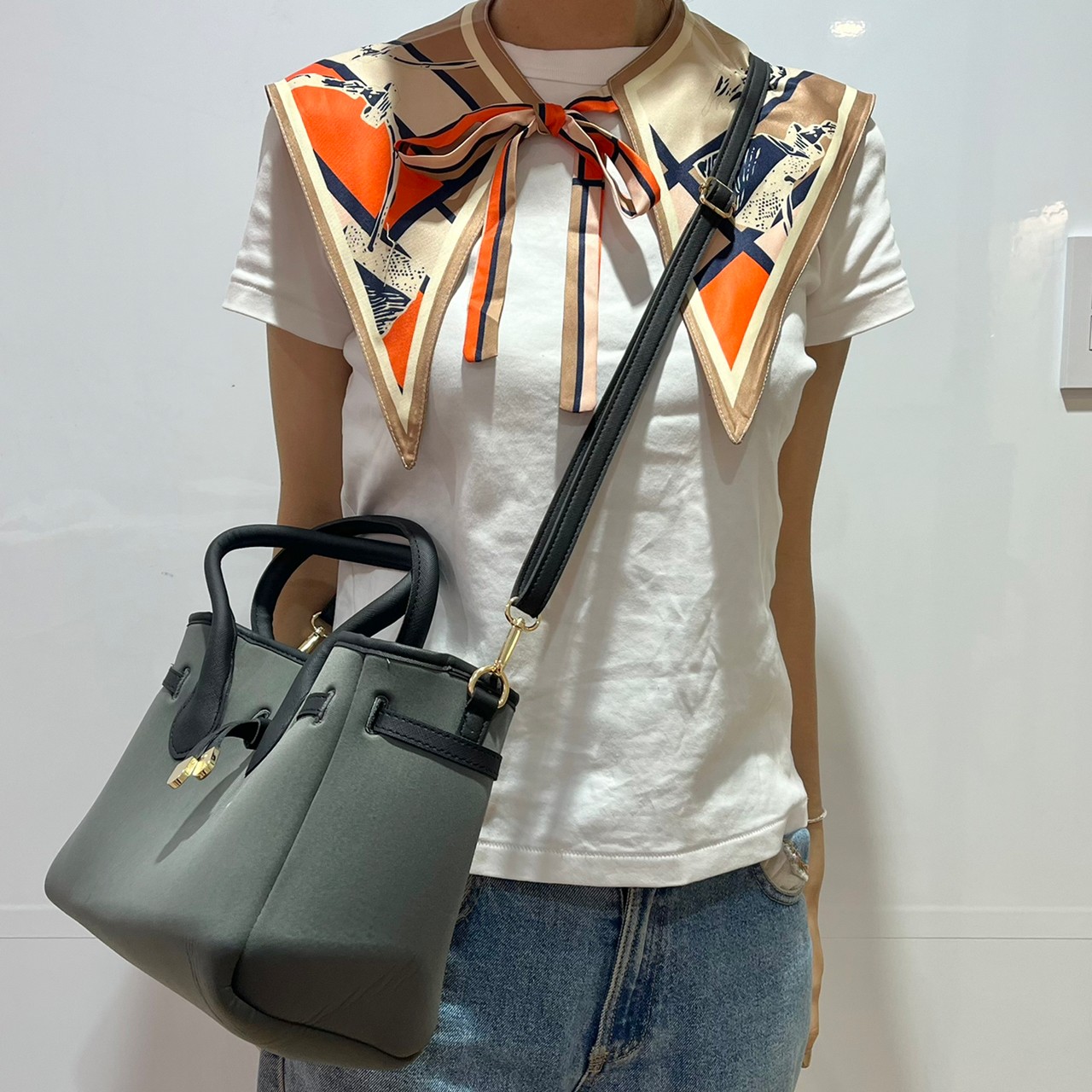 超軽量2wayバッグを前掛けしている画像