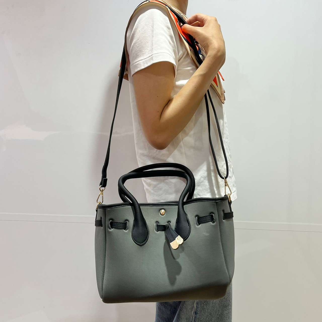 超軽量2wayバッグを肩掛けしている画像