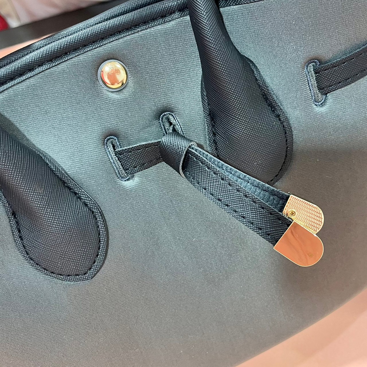 超軽量2wayバッグのフロントタグ部分の画像